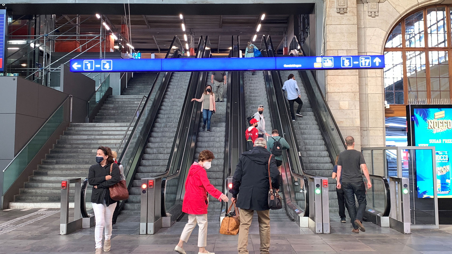 Viaggiatori in stazione durante la pandemia di COVID-19